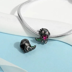 Detail von S925 Silber Dinosaurier-Anhänger mit rosa Herzzirkon auf Schlangenkette