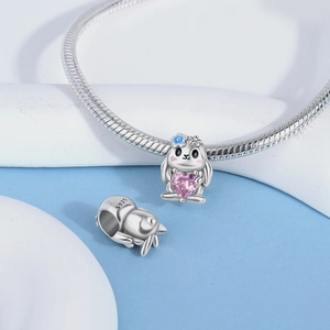Makroaufnahme von Silber-Hasen-Charm mit rosa Herz-Kristall und S925-Stempel-Detail