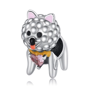 Makro-Detail des Hunde-Anhängers aus Silber mit rosa Emaille und Herz-Zirkon