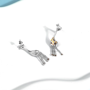 Dettaglio del marchio S925 argento sterling sugli orecchini a giraffa in smalto