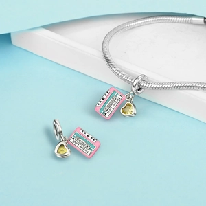 Detalle del charm de cinta de casete retro en plata S925 con grabado Forever Love