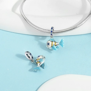 Fisch-Charm-Anhänger aus S925 Sterlingsilber mit blauem Emaille und Zirkonia-Steinen