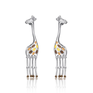 Orecchini a forma di giraffa in argento con motivi in smalto e lunghe nappe in metallo