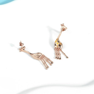 Orecchini a perno a forma di giraffa in argento S925 placcato oro rosa con smalto