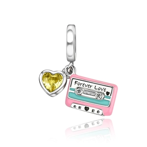 Detalle de dije de cassette rosa con texto Forever Love y gema de corazón amarillo