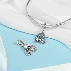Makroaufnahme von S925 Silber Oktopus Charm mit blauen Zirkonias und Herzverzierung