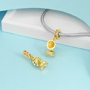 Charm gramófono de plata S925 dorado con piedras rosas en pulsera de serpiente