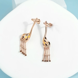 Dettaglio orecchini a giraffa in argento S925 con smalto colorato e placcatura oro rosa