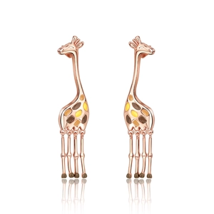 Dettaglio di orecchini a giraffa in oro rosa con macchie in smalto e lunghe nappe