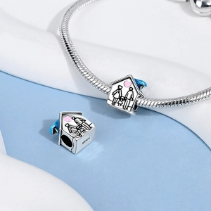 Charms casa de plata S925 detallado con retrato familiar y corazón rosa en cadena fina