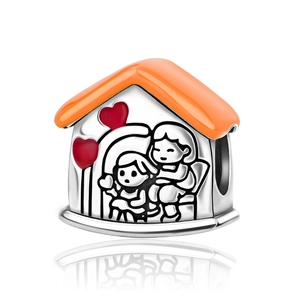 Detalle de dije de casa con techo de esmalte naranja y corazones rojos para pulseras