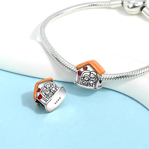 Detalle del abalorio casa de plata S925 con techo de esmalte naranja y grabado familiar