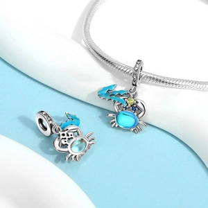 Details des blauen Emaille-Krabbenanhängers mit Edelstein auf Schlangenarmband