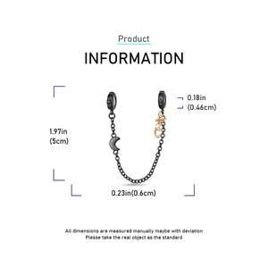 Detalle de cadena de seguridad negra con gatito dorado y luna mostrando 5cm de largo
