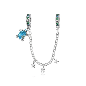 Vista macro de cadena de seguridad de plata con tortuga y estrella de mar en circón azul