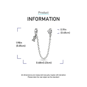 Detalle de cadena de seguridad de plata con colgante de hueso y huellas de patas
