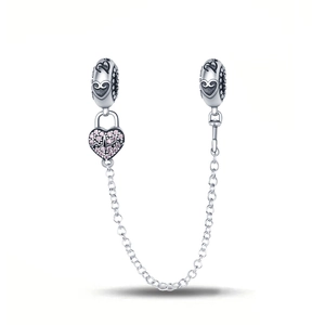 Detalle de cadena de seguridad de plata con candado de corazón rosa y patrón de latido