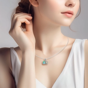 Détail du collier double cœur en argent avec émail bleu et étoile sur un mannequin
