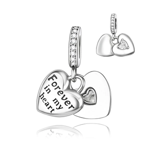 Détail d'un charme coeur en argent avec gravure Forever in my heart et oxydes de zircon