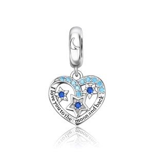 Détail du pendentif cœur en argent avec étoiles et texte I love you to the moon and back