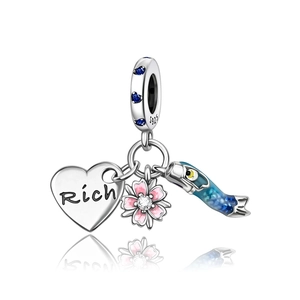 Détail du pendentif S925 argent avec cœur Rich, fleur émaillée rose et carpe koi