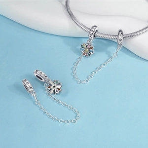 Detail der silbernen Blumen-Sicherheitskette mit buntem Gänseblümchen für Armbänder