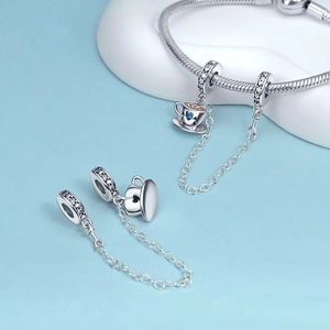 Detailansicht eines Kaffeetassen-Anhängers aus S925 Silber mit blauem Herz-Zirkon und Kette