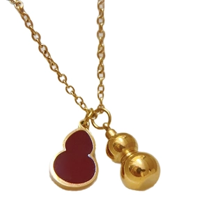 Elegante collana con doppio pendente a forma di zucca, agata rossa e finitura oro lucido