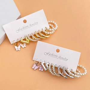 Set di orecchini geometrici a C in oro e argento con perle e farfalle su cartoncino