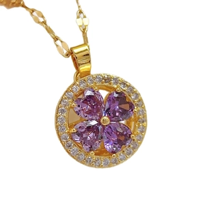 Elegante collana a quadrifoglio in oro 18K con pietre a cuore viola e pavé di zirconi