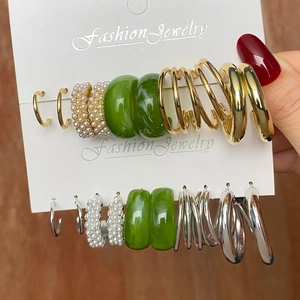 Set di orecchini geometrici in acrilico con cerchi in metallo dorato e perle