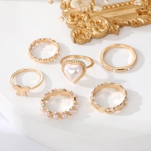 6-teiliges goldenes Ring-Set mit Schmetterlingsmotiven, Herzperlen und Glitzerkristallen