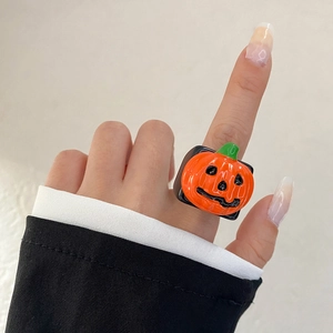 Anello divertente a forma di zucca di Halloween in resina su base nera quadrata