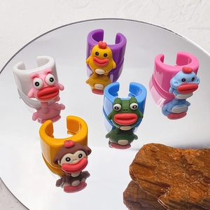 Detailansicht bunter Cartoon-Tierringe aus Harz mit kreativen 3D-Charakterdesigns