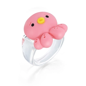 Detailaufnahme des niedlichen rosa Oktopus-Harzrings mit transparentem Acrylband