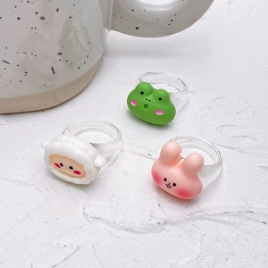 Drei transparente Harzringe mit niedlichen Tierfiguren wie Schaf, Frosch und Kaninchen