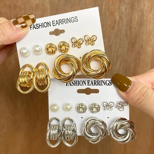 Détail du lot de 6 paires de boucles d'oreilles dorées avec perles et papillons