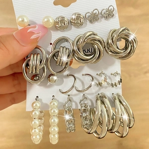 Lot de 9 paires de boucles d'oreilles vintage avec perles blanches et clous papillon
