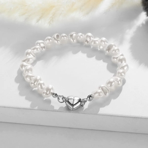 Bracelet en perles baroques avec fermoir magnétique cœur argenté sur socle