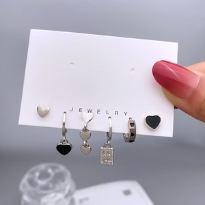 Set di 6 orecchini a cuore argento e nero con cerchi e ciondoli dallo stile chic