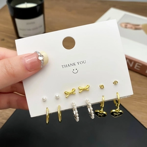 Detail von 6-Paar Gold-Ohrring-Set mit Perlen, Schmetterlingen und schwarzen Emaille-Herzen