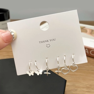 6-teiliges silbernes Ohrring-Set mit Schmetterlings- und Herzanhängern auf Display-Karte