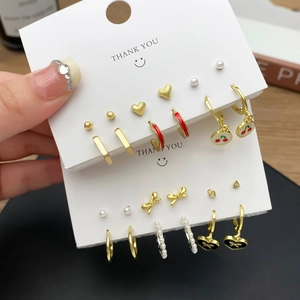 Modisches Ohrring-Set aus Goldlegierung mit Kirschanhängern, Perlen und Herz-Emaille