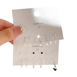 Mode Ohrring-Set mit Herz, Schmetterling und Perlenanhängern auf einer Displaykarte