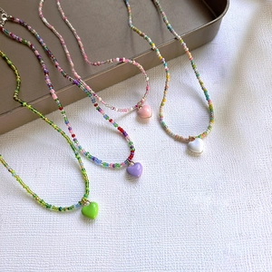 Collier Pendentif Cœur en Perles Macaron Perles Colorées en Résine Plastique Chaîne Clavicule en Alliage Bijoux Doux pour Femmes