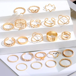 Set van 18 gouden ringen met vlinder- en hartontwerpen in verschillende stijlen en breedtes