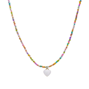Collier en perles macaron colorées avec pendentif cœur blanc pour un look d'été