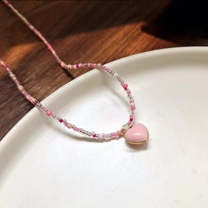 Collier de perles macaron doux avec pendentif en forme de cœur rose pour femmes