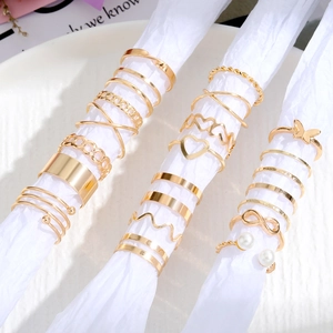Detail van 22-delige gouden ringenset met hart-, vlinder- en parelaccenten voor