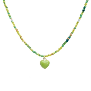 Collier de perles macaron doux avec pendentif cœur aux tons vert clair et jaune frais